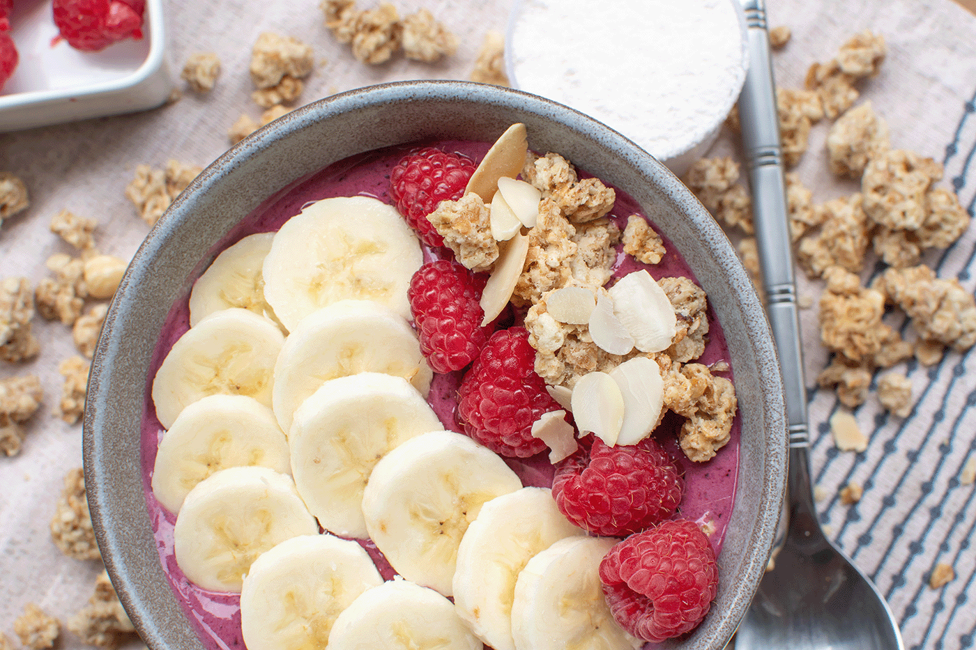 Berry protein smoothie bowl – TAHA Health & Nutrition